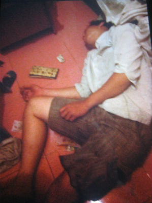  3. Tên trộm ngủ quên cạnh giường cô chủ trẻ Tên trộm đột nhập nhà người dân bắt được gà, moi được ví tiền nhưng không trốn mà nằm lăn ra ngủ giữa nền nhà, bên cạnh chiếc giường, nơi cô chủ nhà trẻ tuổi đang ngủ.