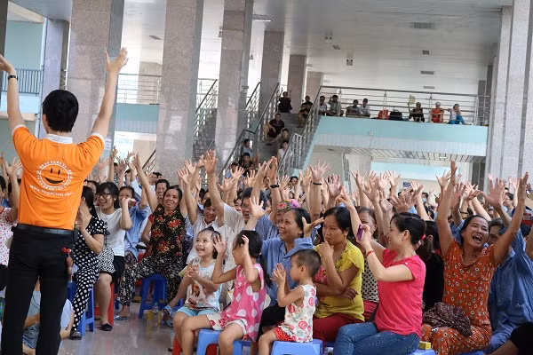 Ngoài thưởng thức văn nghệ, các khán giả còn được tập cười để lạc quan và yêu đời hơn.