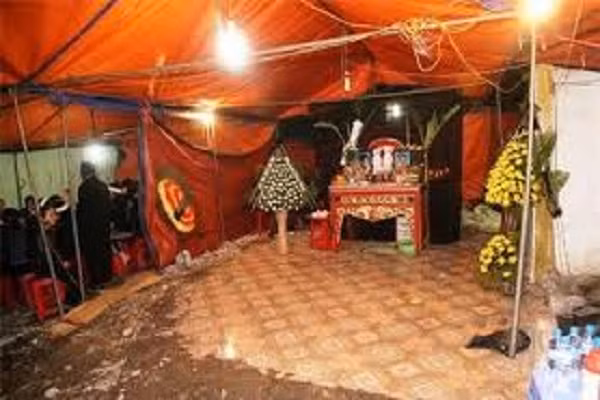 Hai nạn nhân xấu số là bố con anh Bùi Văn Quý (SN 1973) và cháu Bùi Thị Kiều Vi (SN 2011). Tang lễ được dựng lên ngay trên ngôi nhà bị đâm.