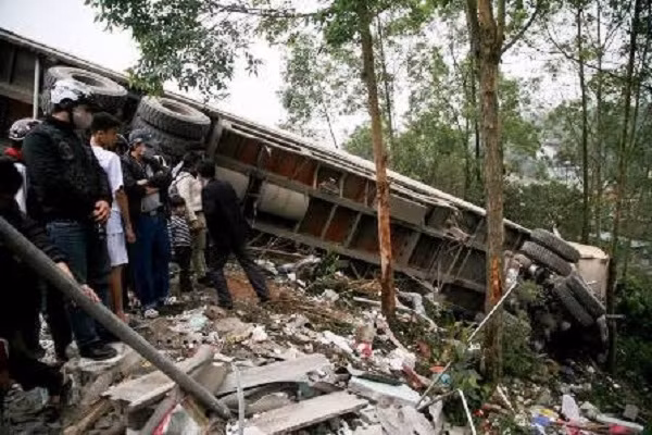 5. Ngày 20/3/2014, tại đoạn đường tránh Cửa Ông (Quảng Ninh), xe ô tô tải mang BKS 15C 022.08 bất ngờ mất lái, xe ô tô lao thẳng vào ngôi nhà bên cạnh đường gây đổ sập hoàn toàn làm chết tại chỗ 2 người đang ngủ ở trong nhà.