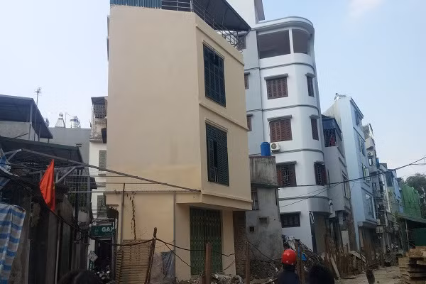 Không chỉ "siêu mỏng", để len vào đoạn ngõ ngắn ngủi trong khu phố, cách ngôi nhà mới mọc lên với nhiều hình dạng "siêu méo"