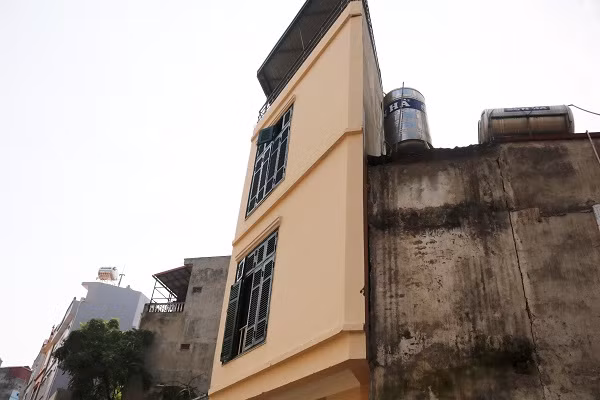 Một người dân sống gần đó cho hay: Nhiều ngôi nhà được xây lên chỉ để đó, chứ không có người đến ở