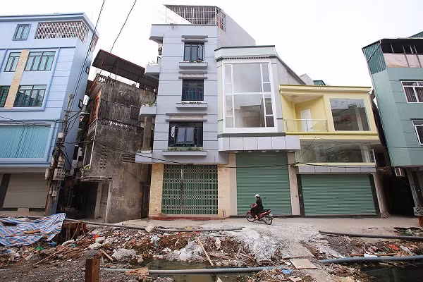 Các ngôi nhà siêu chéo nối tiếp nhau, nên kiên trúc đô thị không theo quy chuẩn cụ thể