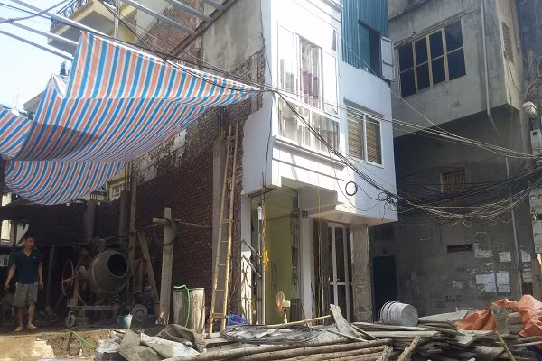 Một vài ngôi nhà khác cũng đang nhanh chóng được xây dựng. Những ngôi nhà chỉ được đầu tư về chiều cao, nhưng chiều rộng lại rất "hạn chế"