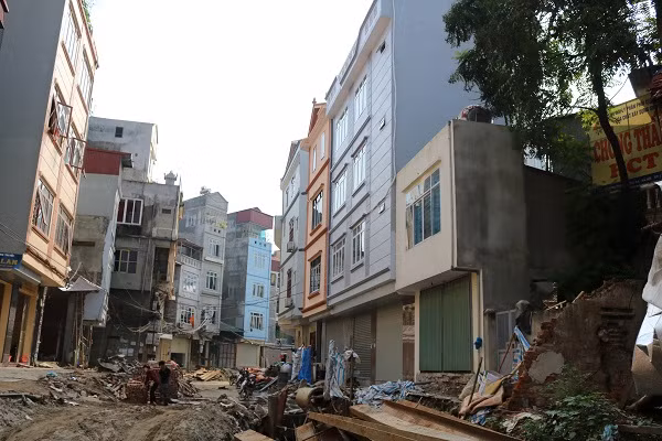 Ngõ 139, Khương Thượng, Đống Đa, Hà Nội đang là nơi thực thi dự án cải tạo, nâng cấp thoát nước LA2. Cùng với cảnh ngổn ngang sắt, thép, máy móc, bê tông, ùn ứ cống rãnh...những ngôi nhà "siêu mỏng", "siêu méo" cũng đua nhau mọc lên