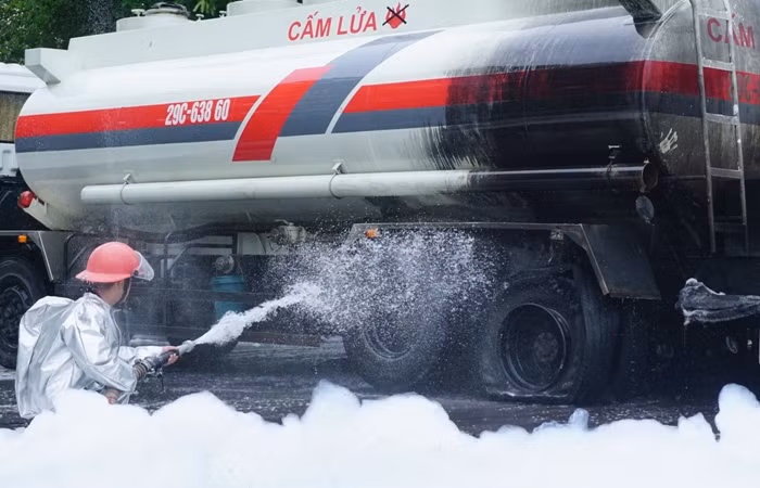 Chiếc xe bồn cách đấy khoảng 50m cũng bị ngọn lửa "liếm" gọn phần đuôi. Một số thương lái tại chợ đầu mối cho biết, vào khoảng thời gian trên, chợ đã tan tầm, chỉ còn một số thương lái nán lại vì công việc. Đột nhiên, họ nghe thấy những tiếng nổ lụp bụp kèm theo đó là cột khói và ngọn lửa bốc lên tại cây xăng nằm giáp bên chợ.