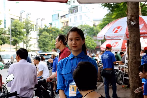 Bạn Nguyễn Thị Nhung được mệnh danh là cô nàng xinh đẹp và năng động trong đội tình nguyện viên.