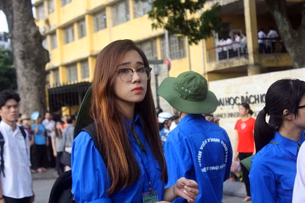 Một nữ tình nguyện viên xinh đẹp.