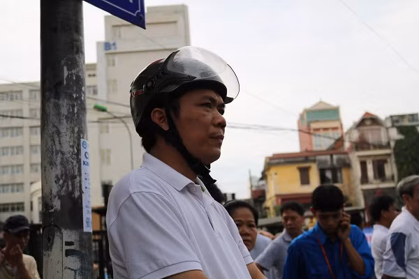 Ánh mắt lo lắng nhìn theo sĩ tử vào phòng thi.