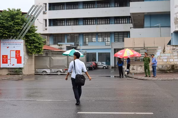 Sáng 4/7, các thí sinh dự thi môn Lịch sử kỳ thi THPT Quốc gia 2016. Theo ghi nhận của PV Kiến Thức tại điểm thi trường ĐH Xây dựng Hà Nội, chỉ có lác đác một số thí sinh đến thi.