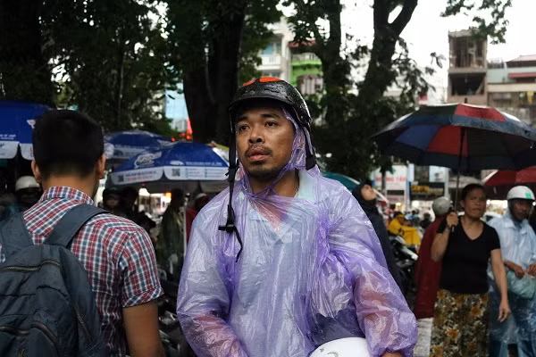 Vẻ mặt lo lắng của một phụ huynh đang ngóng con.