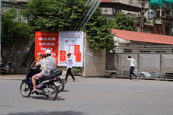 Vừa hết 2/3 thời gian thi, một số thí sinh đã rời khỏi phòng với nụ cười rạng rỡ. Phần lớn các thí sinh tới dự thi là các thí sinh theo học ban C (Văn, Sử, Địa). Theo đánh giá của các thí sinh, đề Sử vừa sức, cấu trúc như mọi năm. Có câu hỏi mở gắn liền với hoàn cảnh lịch sử đất nước.