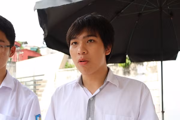 "Không cần phải ôn quá nhiều, chỉ cần để ý một chút, có kiến thức xã hội là có thể đạt điểm 6", thí sinh Đức Tuấn, trường THPT Lương Xá cho biết.