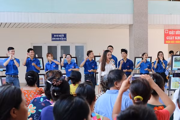 "Hát cho bệnh nhân tôi nghe" nằm trong dự án "Một bức tranh - Nhiều hi vọng", được Hội Doanh nhân trẻ Việt Nam kết hợp cùng các bạn sinh viên tại Hà Nội thực hiện. Đây là lần đầu tiên Dự án đến với Bệnh viện K cơ sở Tân Triều.