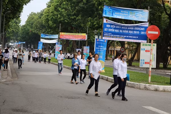 Nhiều thí sinh khác cũng rạng rỡ bước ra khỏi phòng thi.