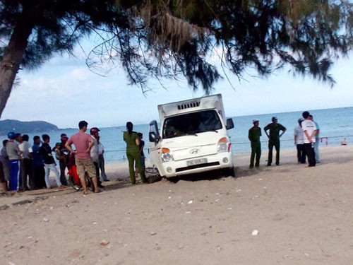  6. Trộm được xe có cả chìa khoá và giấy tờ, tên trộm ung dung chạy ra biển giữa trưa Đối tượng trộm được chiếc xe trên đã điều khiển xe ra bãi cát ở khu vực biển Hòn Chồng. Vừa ra được một đoạn thì xe bị sụt cát, lún và sa lầy trên bãi cát. Tên này đã cố chạy xe ra khỏi điểm lún nhưng không được. Sợ bị lộ, kẻ trộm đã bỏ lại xe trên bãi biển để chạy thoát thân.