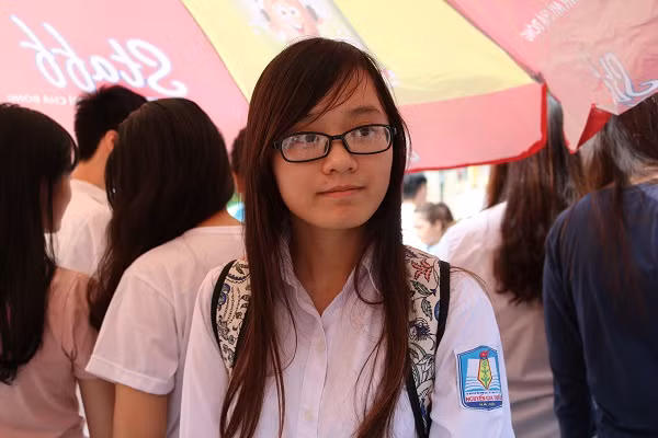 Cùng quan điểm, Phương Thảo, trường THPT Nguyễn Gia Thiều chia sẻ: "Em thi khối D, nhưng đã làm bài xong sớm, đề cũng khá dễ. Và tự tin đạt từ 6-7 điểm".