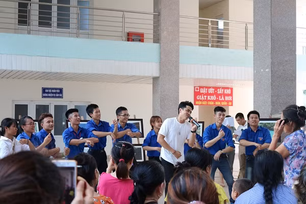 Đáp lại những tình cảm ấy, các bạn sinh viên đã đem tới các tiết mục vô cùng sôi động và hấp dẫn.