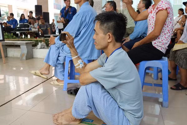 Tay vẫn còn truyền dịch nhưng bệnh nhân này vẫn muốn lưu giữ lại những khoảnh khắc đẹp nhất.