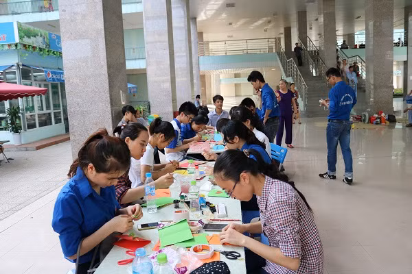 Ngoài các chương trình văn nghệ, Dự án tại Hà Nội còn triển khai các lớp học vẽ, làm thiệp và tủ sách niềm tin dành tặng cho bệnh nhân.