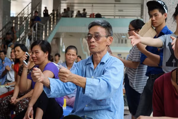 Một bệnh nhân lớn tuổi hào hứng tập theo các động tác.