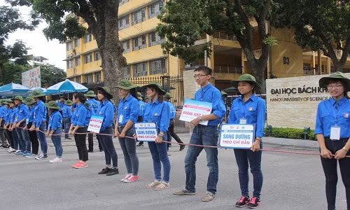 Nhiều năm nay, mỗi mùa thi đại học - cao đẳng, nay là thi THPT Quốc gia, hình ảnh các tình nguyện viên áo xanh tiếp sức mùa thi lại xuất hiện quen thuộc. Ảnh chụp tại điểm thi trường ĐH Bách khoa Hà Nội.