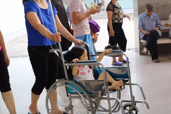 Những khán giả đặc biệt của chương trình, tay còn tiêm dịch truyền nhưng vẫn háo hức tới xem.