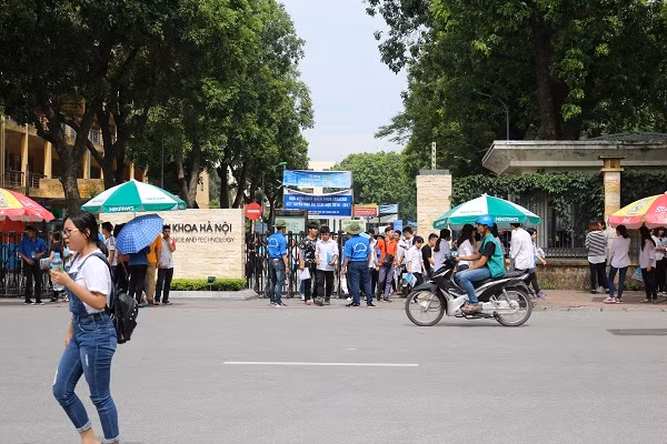 Sáng nay, các thí sinh dự thi môn Địa lý kỳ thi THPT Quốc gia 2016 với 180 phút làm bài. Tuy nhiên, nhiều thí sinh đã ra khỏi phòng thi khi vừa hết 2/3 thời gian.