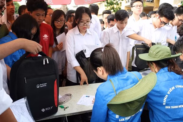 Thí sinh chỉ được đem các dụng cụ và giấy tờ theo quy định vào phòng thi.