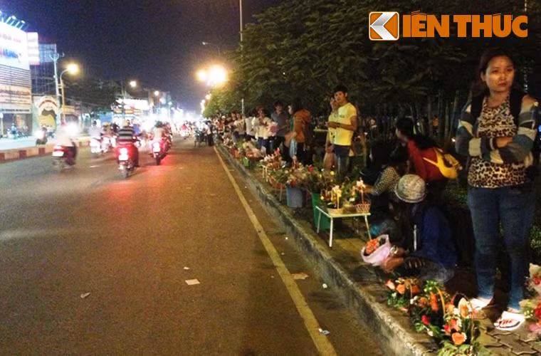 Tuy nhiên tình cảnh ế ấm đang khiến các bạn trẻ hết sức lo lắng và hy vọng đến tối khi các bạn trẻ xuống phố sẽ bán được để có cơ hội lấy lại vốn.