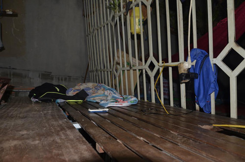 Dung dien thoai dang sac, be 13 tuoi bi dien giat chet