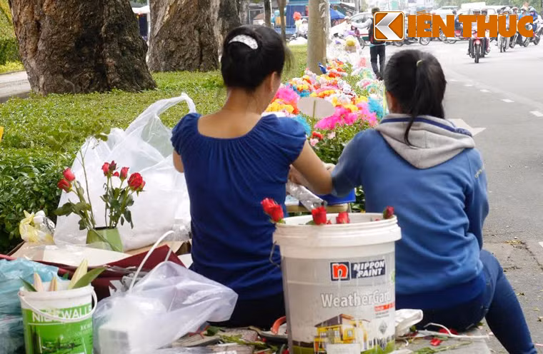 Bạn Nguyễn Kiều M. (quê tỉnh Bến Tre), sinh viên năm 3 một trường Đại học ở TP HCM than thở: "Dịp lễ tình nhân và ngày quốc tế phụ nữ 8/3 đầu năm, nhóm bạn của mình cũng hùn vốn để bán hoa, quà lưu niệm và tiền lãi cũng kha kha. Nhưng đến dịp lễ 20/10 đang diễn ra thì tình hình buôn bán quá ế ẩm, đến sắp cuối ngày mà chỉ bán chưa được phân nửa số hàng".