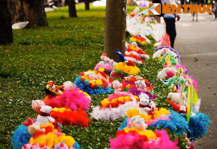 Từ sáng 20/10, hàng trăm bạn trẻ (đa số là sinh viên) đã góp vốn để bán các loại hoa, quà lưu niệm... vì trên tuyến đường Nguyễn Văn Cừ được xem là địa bàn lý tưởng do khu vực có nhiều trường đại học tập trung đông đúc giới trẻ.