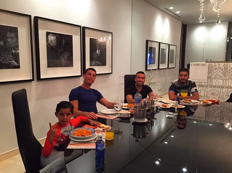 Ronaldo cùng cậu cả dùng bữa tối cùng những người bạn.