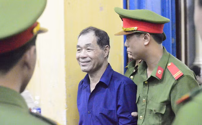 Trầm Bê luôn nở nụ cười kể từ khi bước vào phỏng xử án suốt từ hôm 8/1 tới giờ. Nguồn ảnh: Zing