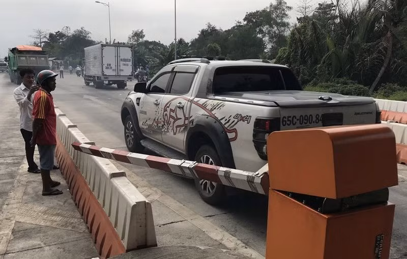 Sáng 10/1, một xe khách đã tung qua trạm làm hư hỏng thanh chắn.