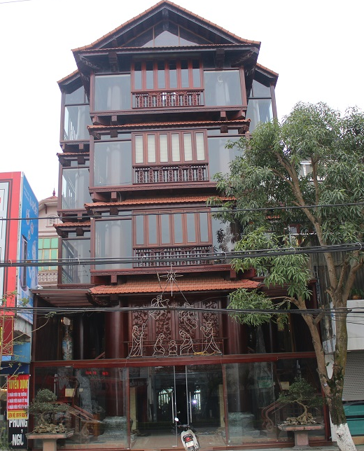 Toàn cảnh ngôi nhà gỗ 5 tầng tọa lạc trên trục đường QL1A.