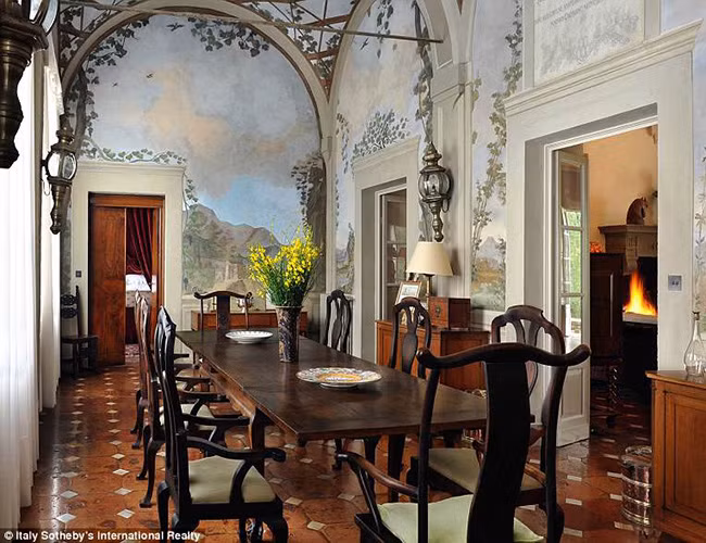 Biệt thự sở hữu “những lò sưởi Tuscan truyền thống, với sàn lát gạch đất nung, trần nhà hình vòm và những bức tường được vẽ bích họa đẹp mắt”.
