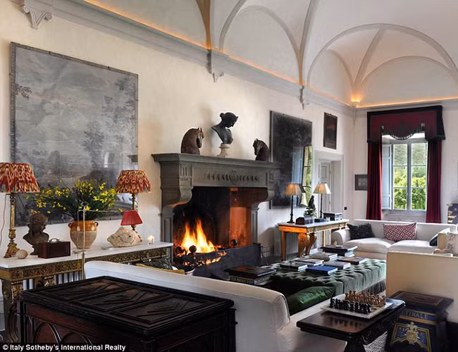 Biệt thự Tuscan có tổng 13 phòng ngủ, 11 phòng tắm, 1 phòng chiếu phim và 1 hồ bơi vô cùng đáng yêu.