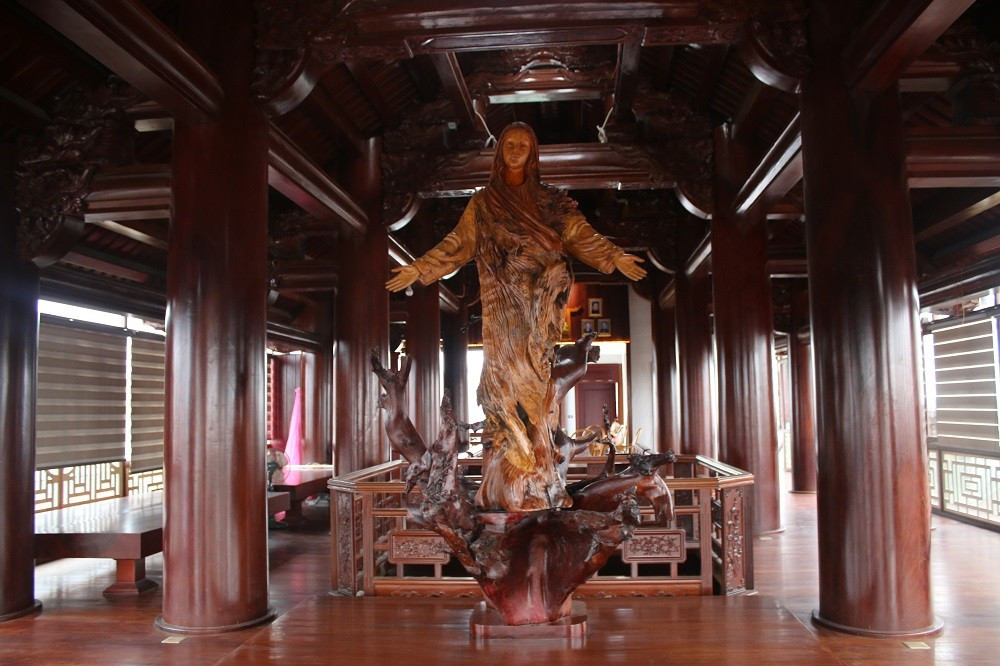 Nội thất bên trong ngôi nhà cũng toàn đồ "độc".