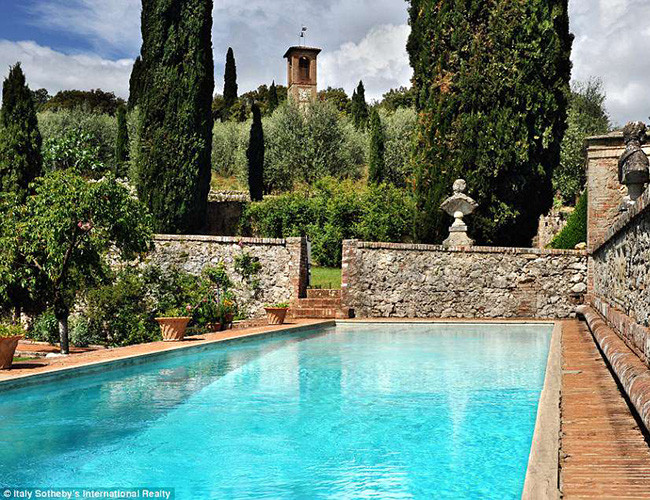 Vì quá hoàn hảo, nên biệt thự này đi kèm với một mức giá vô cùng ấn tượng – giá thuê từ 30.000 đến 60.000 euro (gần 800 triệu đến hơn 1 tỷ rưỡi) 1 tuần