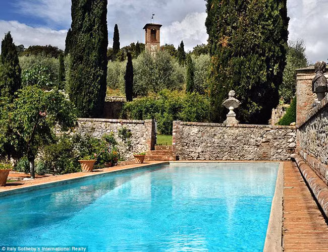 Vì quá hoàn hảo, nên biệt thự này đi kèm với một mức giá vô cùng ấn tượng – giá thuê từ 30.000 đến 60.000 euro (gần 800 triệu đến hơn 1 tỷ rưỡi) 1 tuần