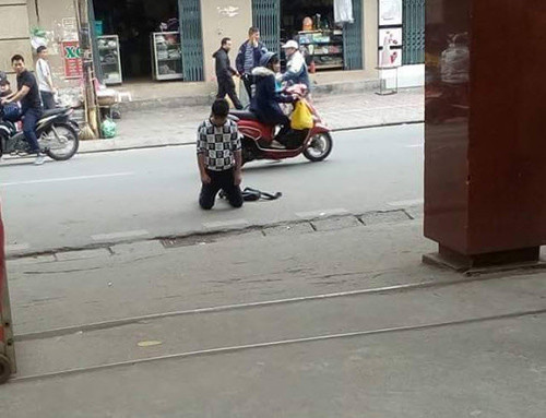 Các nam thanh niên quỳ gối nơi công cộng từng khiến nhiều người ngán ngẩm.