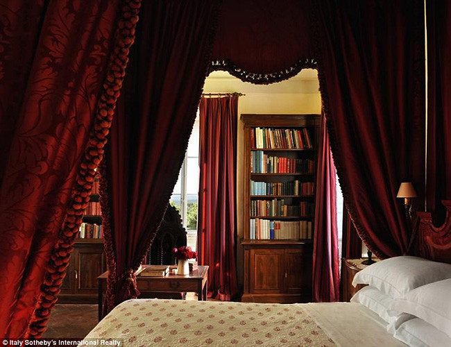 Biệt thự có sẵn các kiến trúc rộng rãi và sang trọng nằm ở trung tâm của những ngọn đồi tuyệt đẹp bao quanh Siena giúp người ở cảm nhận được sự riêng tư mong muốn.