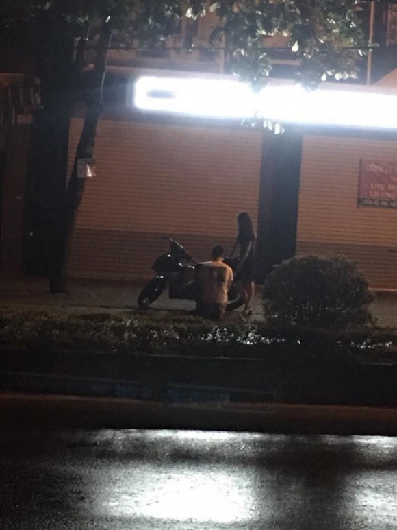 Dường như cô gái vẫn không chấp nhận tha thứ dù chàng trai đã vứt bỏ cả sĩ diện của mình.