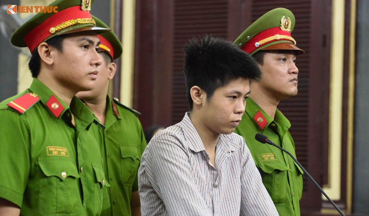 Nguyễn Hữu Tình tại tòa sáng nay.