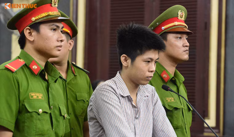 Nguyễn Hữu Tình tại tòa sáng nay.