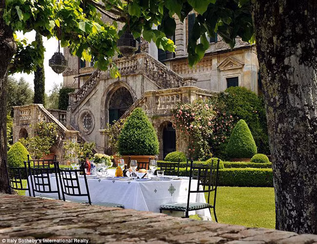 Căn biệt thự chỉ cách thành phố Siena 14 km, cách thị trấn Monteriggioni nổi tiếng trên đỉnh đồi 15 km cũng như thành phố Florence khoảng 1 giờ lái xe.