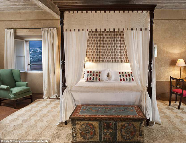 Tầng đầu tiên có 1 phòng tắm, 3 phòng ngủ đôi, 1 phòng ăn và 1 phòng khách rộng rãi với lò sưởi dẫn trực tiếp tới nhà bếp bên ngoài.