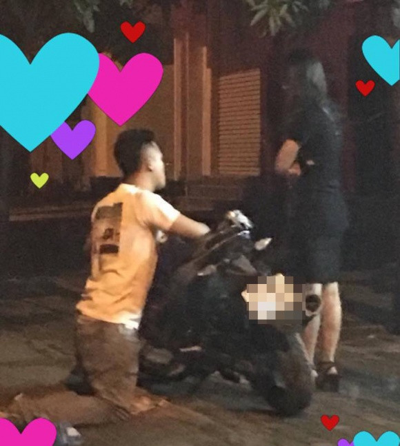 Hình ảnh chàng trai quỳ gối xin lỗi người yêu hàng giờ gây xôn xao cộng đồng mạng.